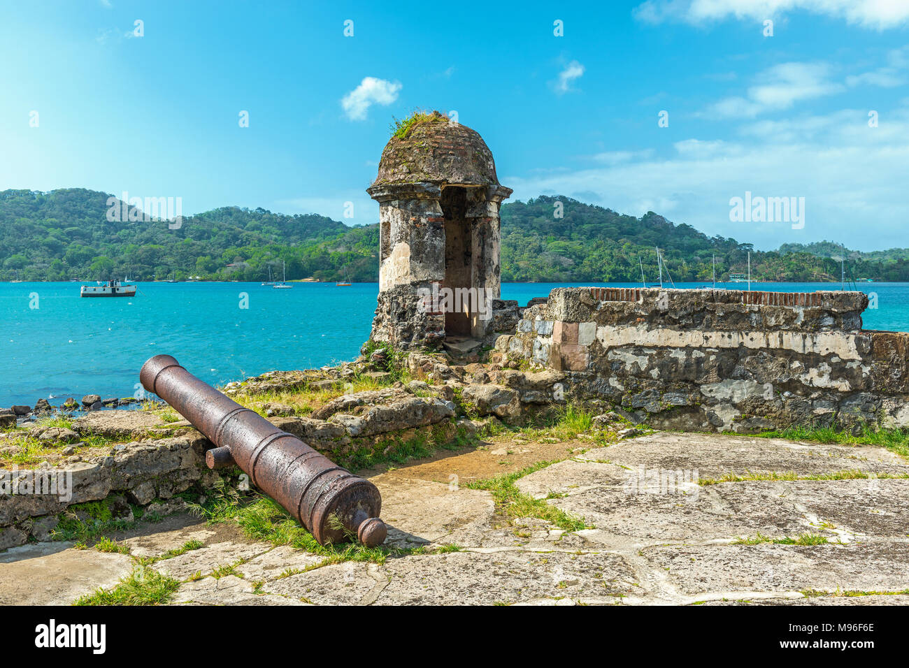 Alte spanische Kanone auf die Festung von Santiago mit Blick über das Karibische Meer in Rome in der Nähe von Colon, Panama, Mittelamerika. Stockfoto