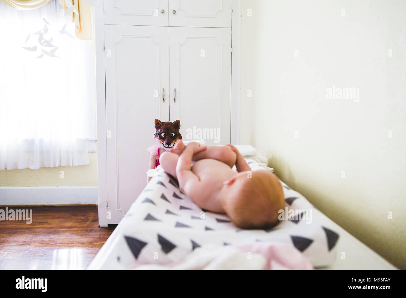 Baby auf dem wickeltisch Fotos und Bildmaterial in hoher Auflösung Alamy