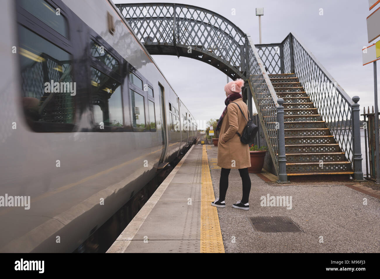 Frau warten auf Zug im Bahnhof Stockfoto