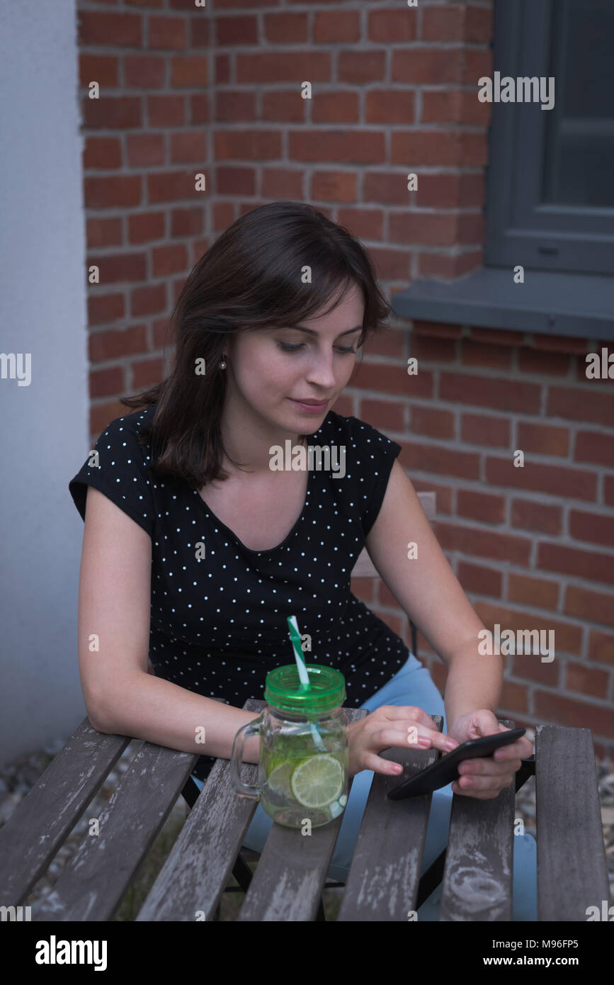Frau mit Mobiltelefon Stockfoto