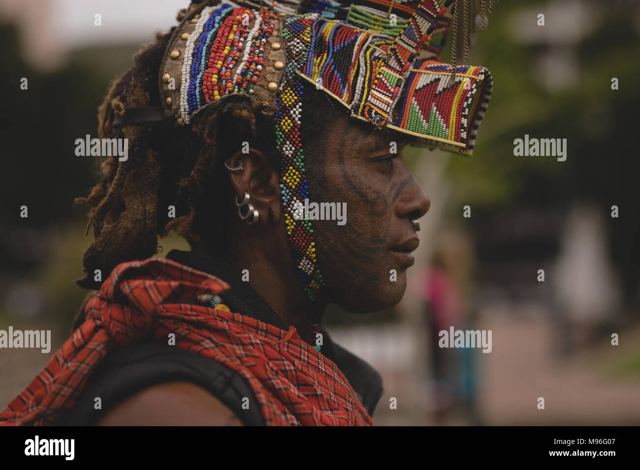 Masai Mann mit Rollrand headwear Stockfoto