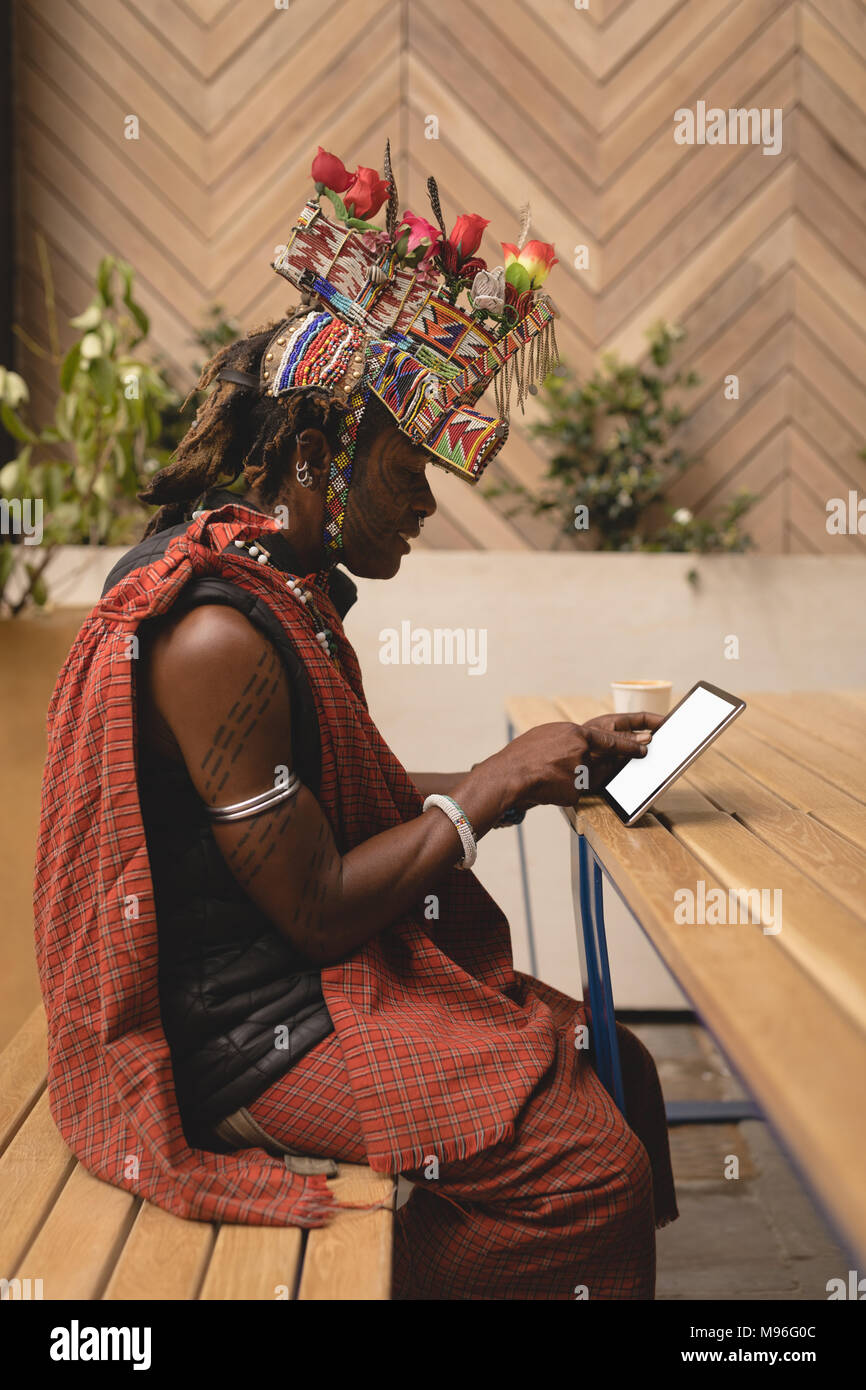 Masai Mann in traditioneller Kleidung mit digitalen Tablet Stockfoto