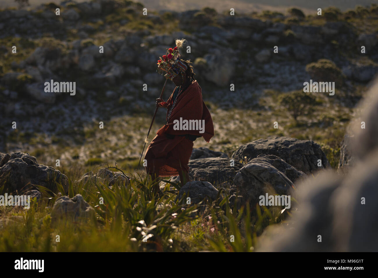 Masai Mann mit Stock in der Landschaft Stockfoto