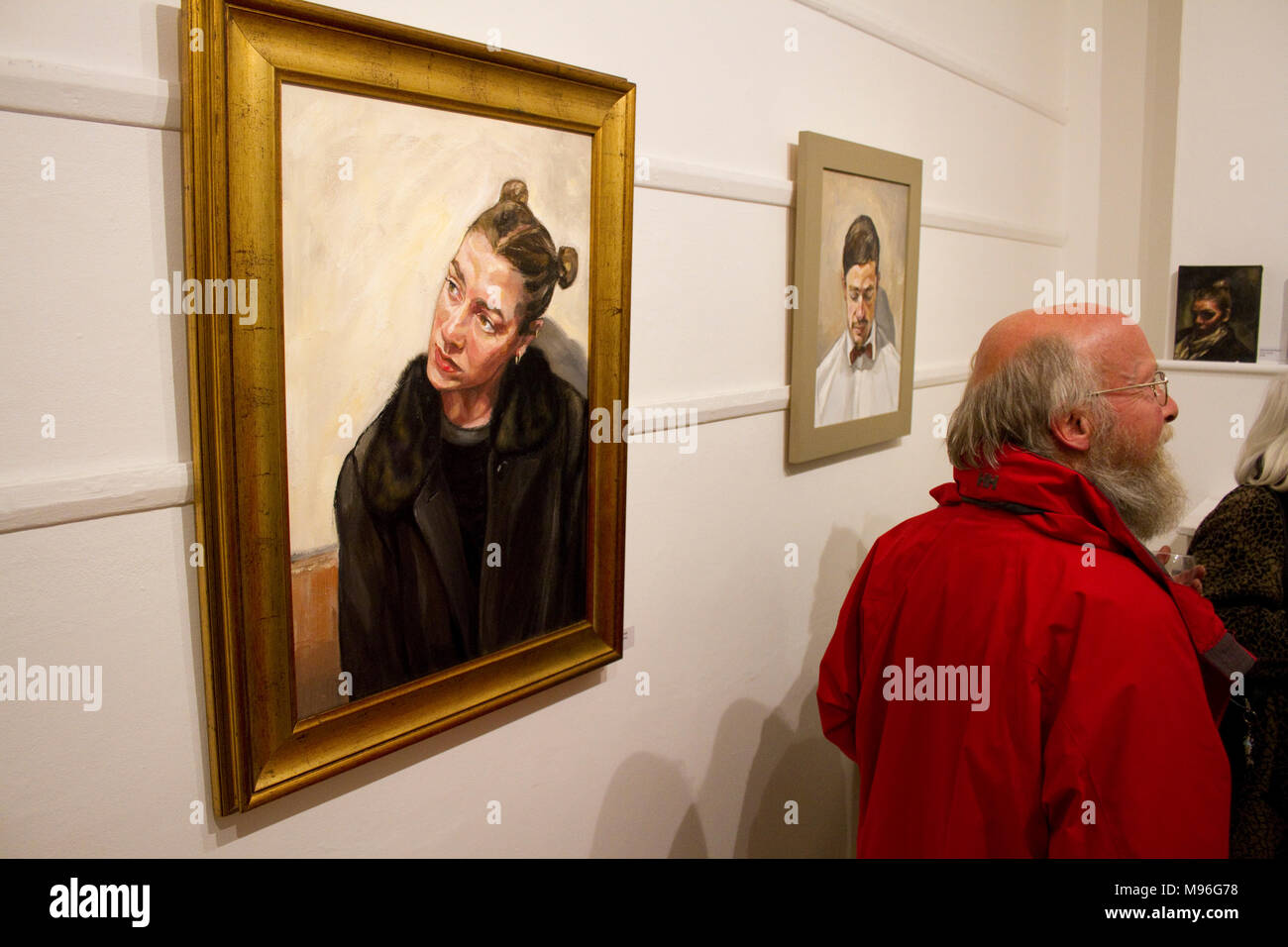 Menschen an einer privaten Blick auf portrait Gemälde knüpfen Stockfoto