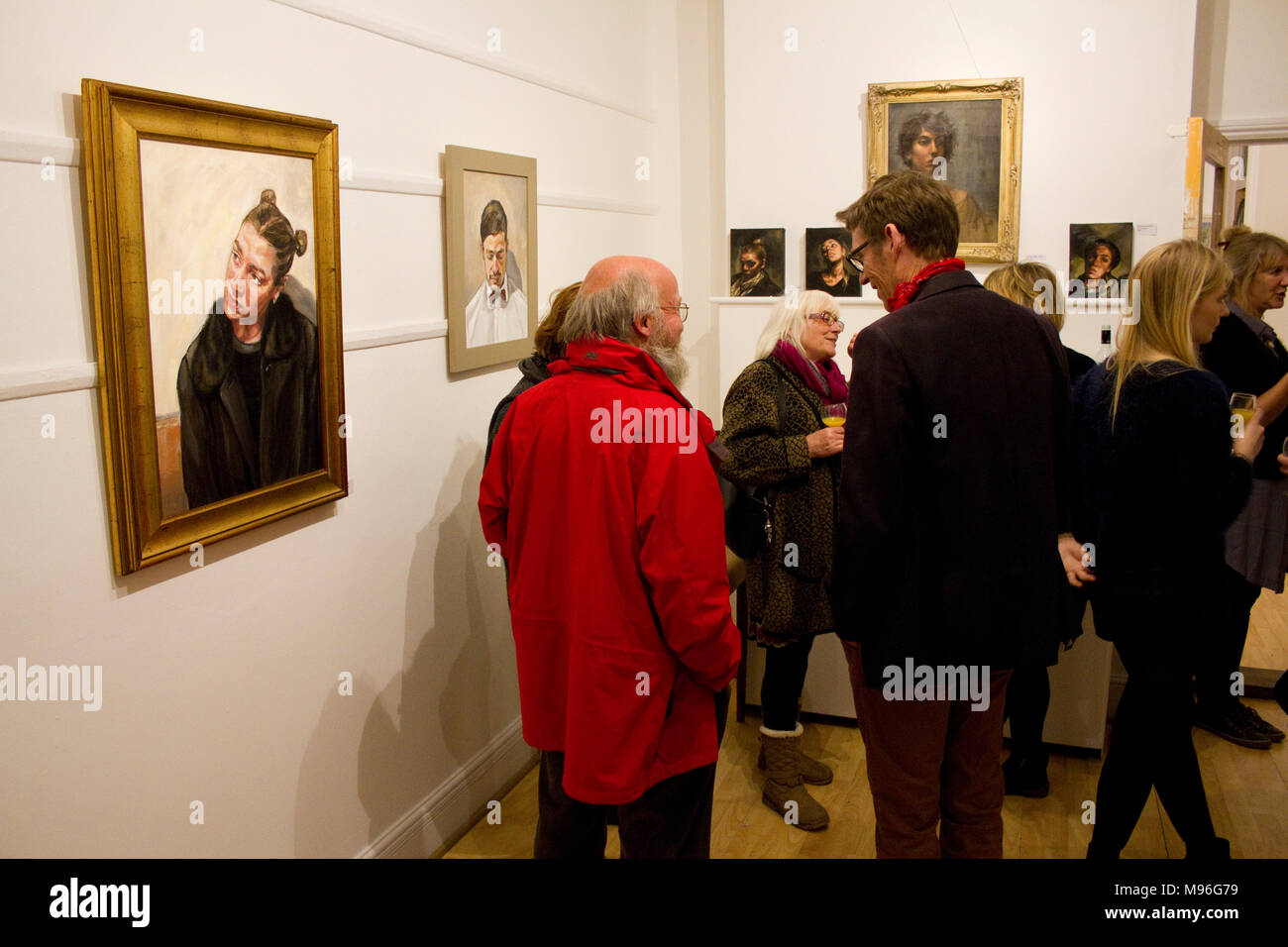 Menschen an einer privaten Blick auf portrait Gemälde knüpfen Stockfoto