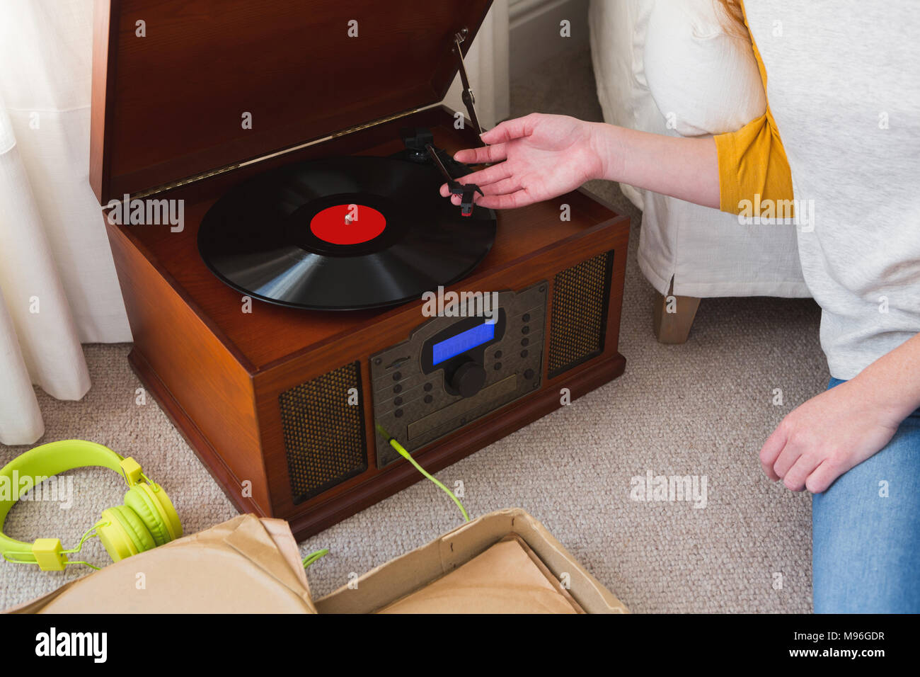 Frau spielen ein grammophon zu Hause Stockfoto