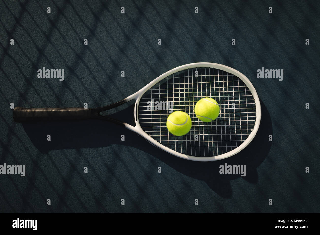 Tennis Ball und Schläger in Tennisplatz Stockfoto
