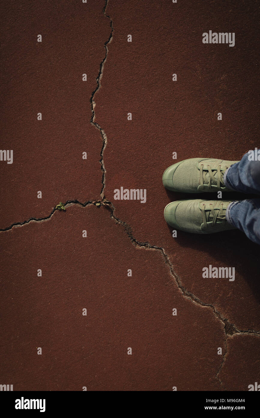 Frau im gerissenen Tennisplatz Stockfoto