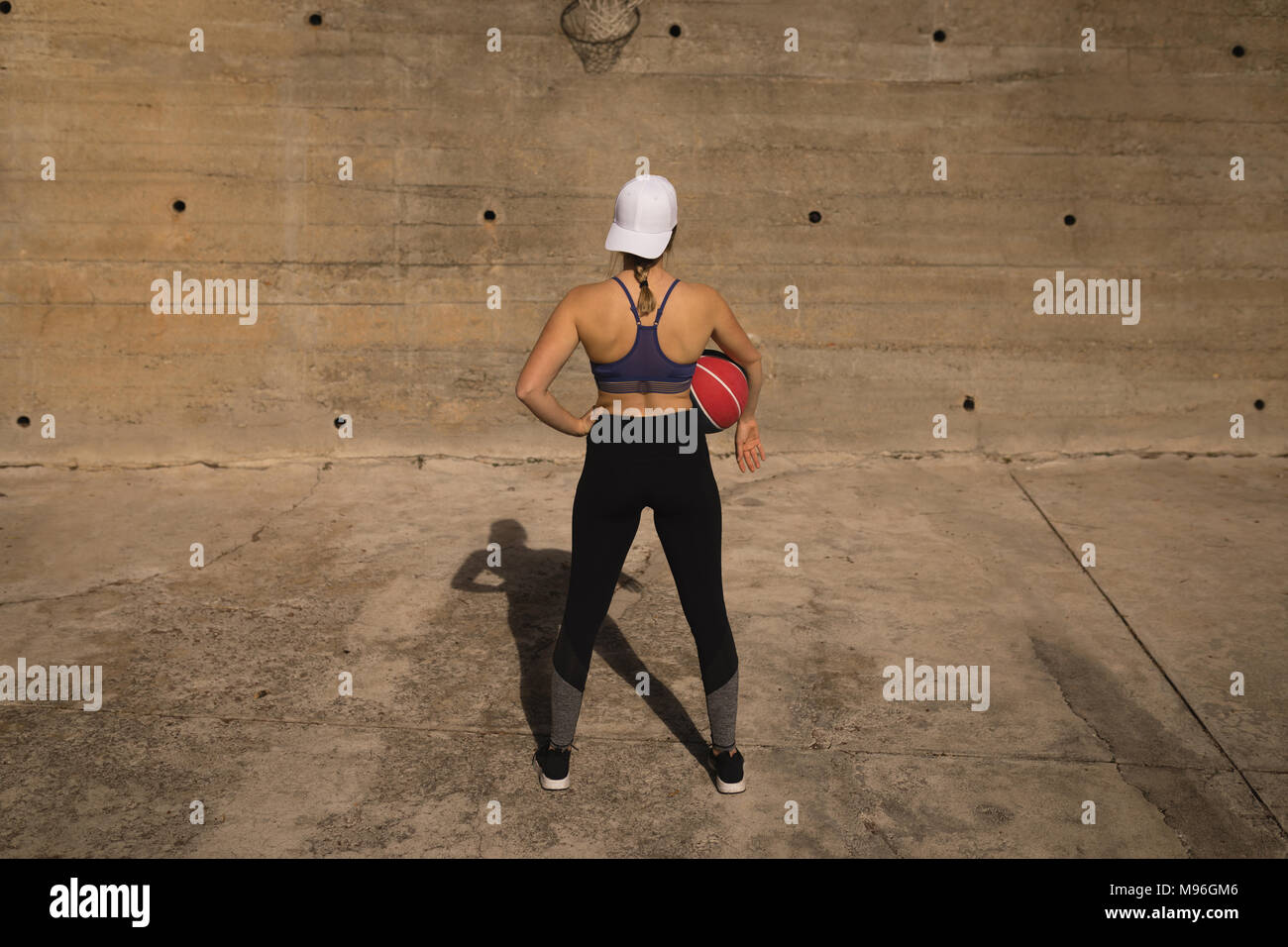 Frau mit Basketball in den Basketballplatz Stockfoto
