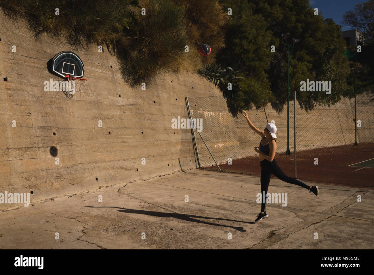 Frau spielen Basketball in den Basketballplatz Stockfoto
