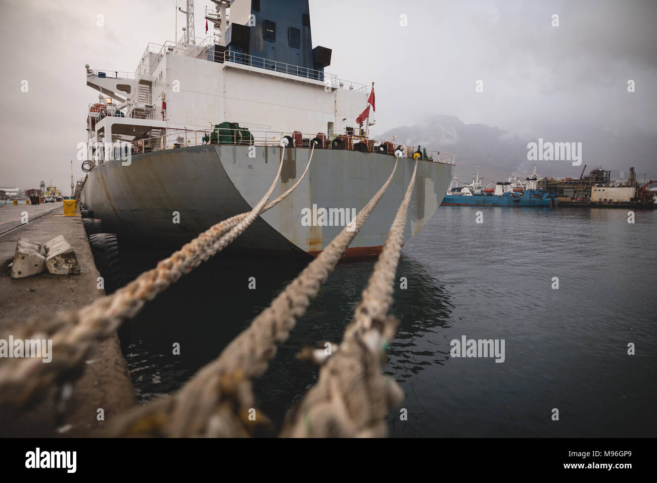 Frachtschiffe in der Werften günstig Stockfoto