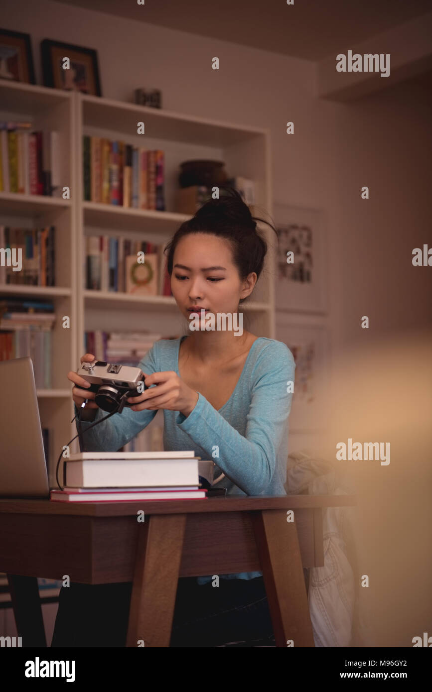 Frau auf der Suche nach Bilder auf vintage Kamera Stockfoto Frau auf der Suche nach Bilder auf vintage Kamera Stockfoto