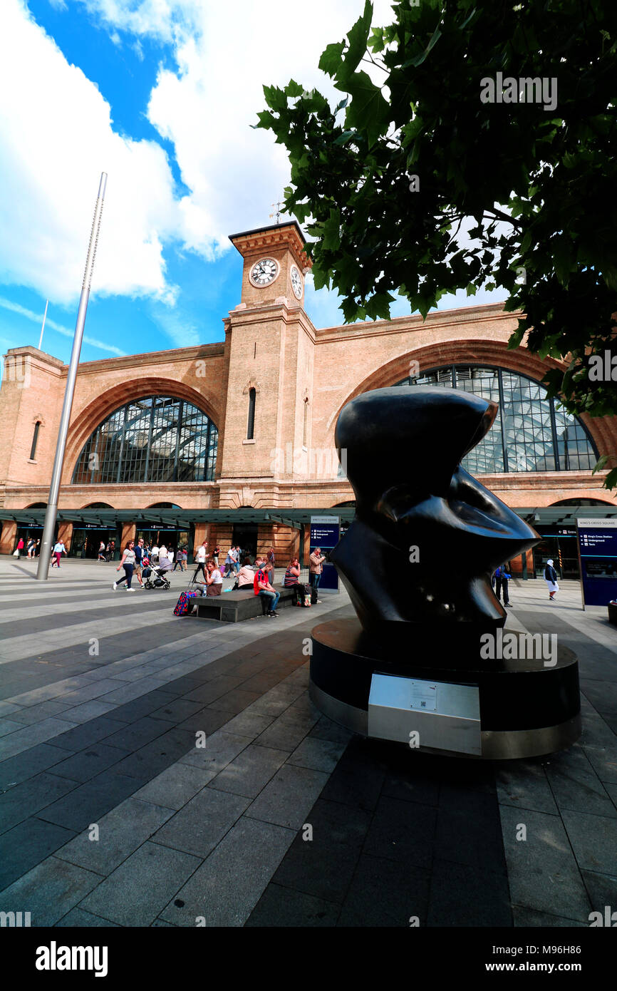 Vor King's Cross Bahnhof mit Henry Moore Skulptur Stockfoto