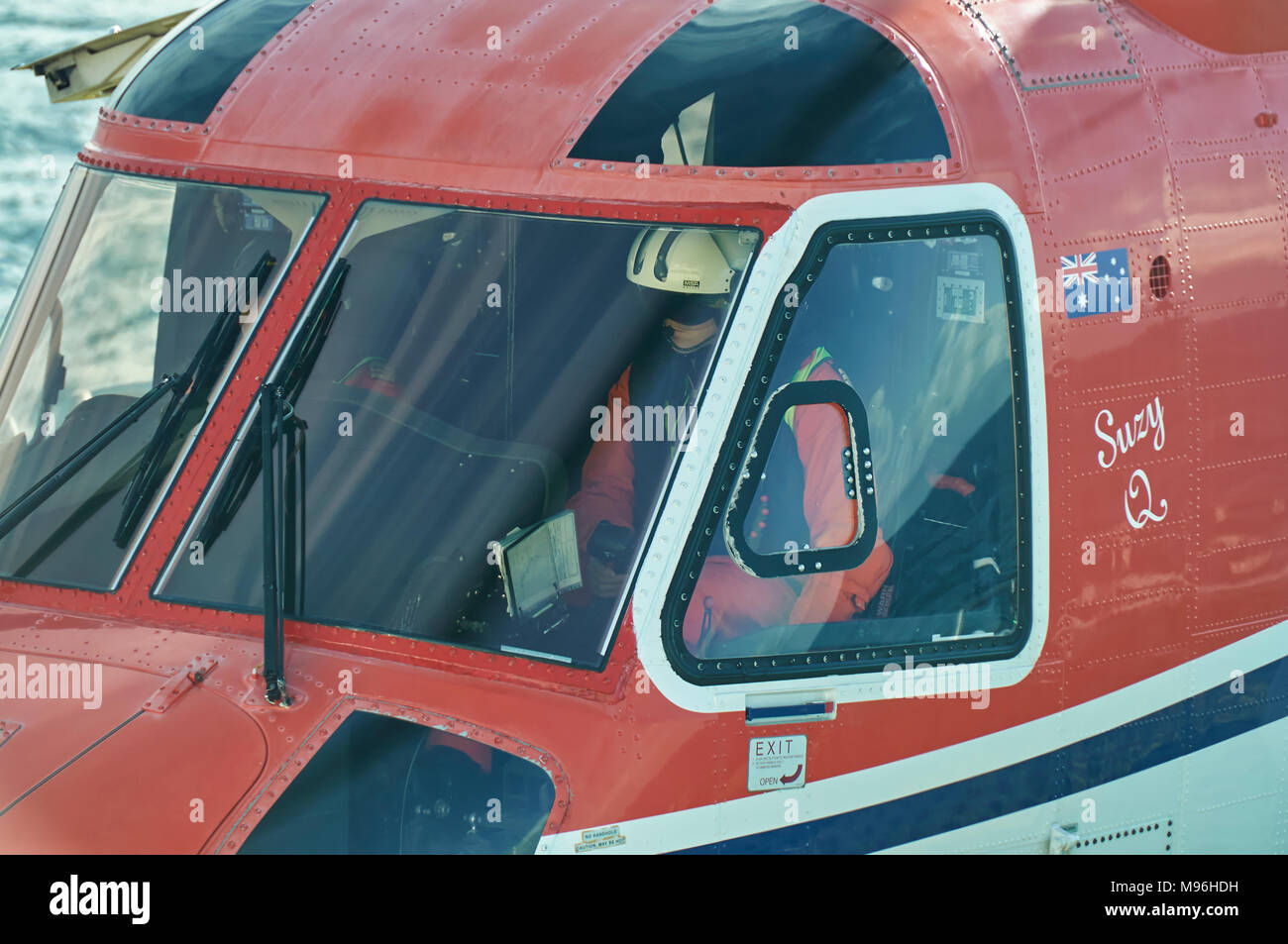 Nahaufnahme von einem Hubschrauber Piloten im Cockpit gerade auf einer seismischen Schiff in der Nordsee gelandet vor der norwegischen Küste. Stockfoto
