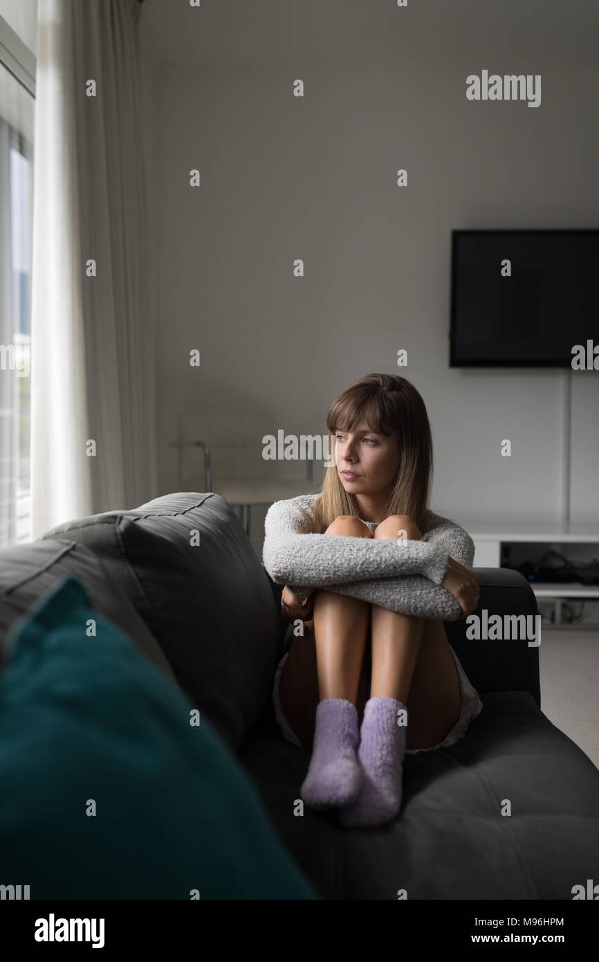 Frau entspannen im Wohnzimmer zu Hause Stockfoto