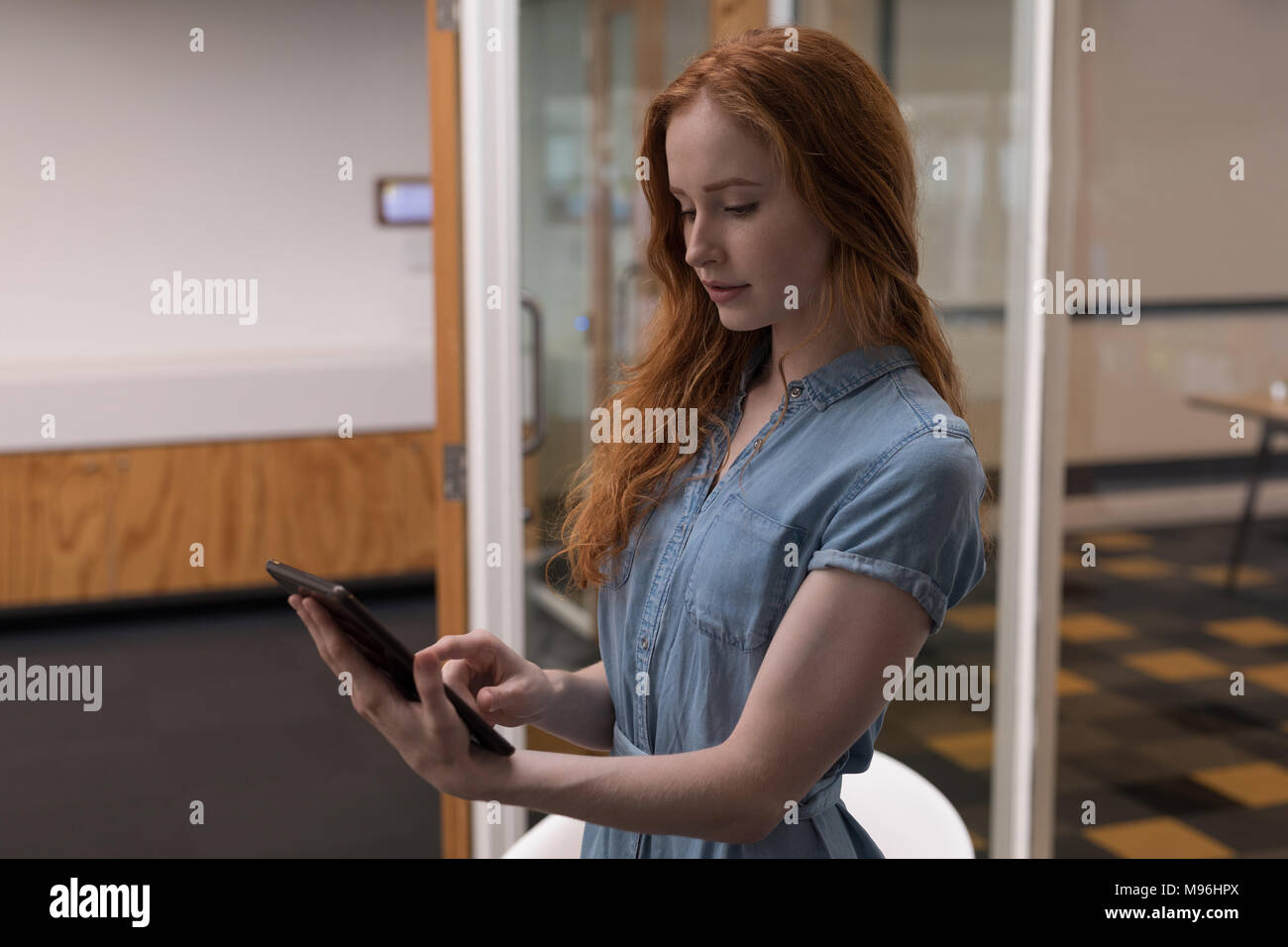 Weibliche Führungskraft mit digital-Tablette in office Stockfoto