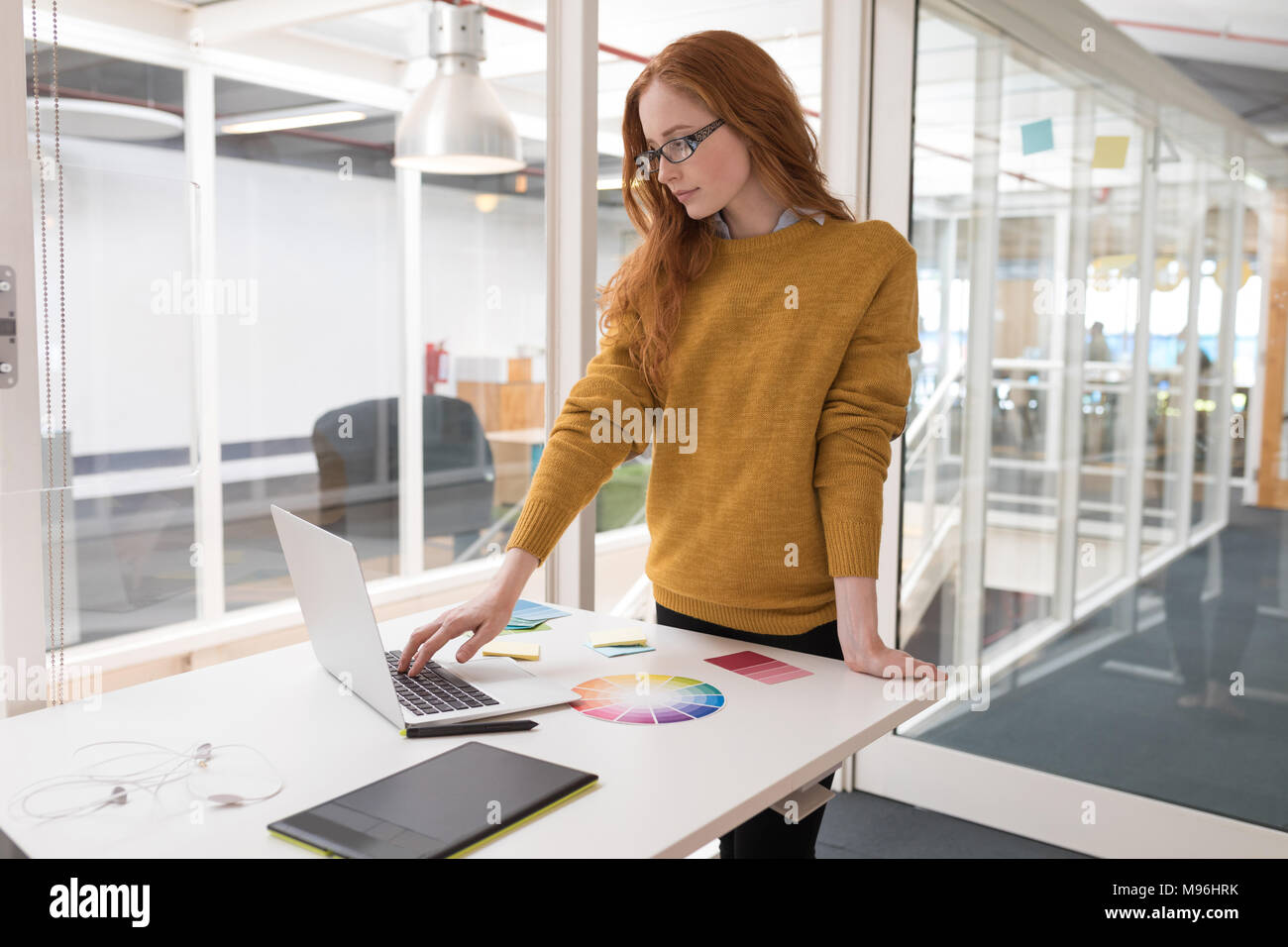 Grafik Designerin mit Laptop im Büro Stockfoto