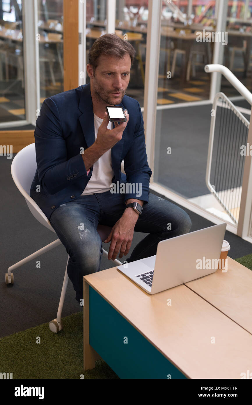 Geschäftsmann, telefonieren mit Handy Stockfoto