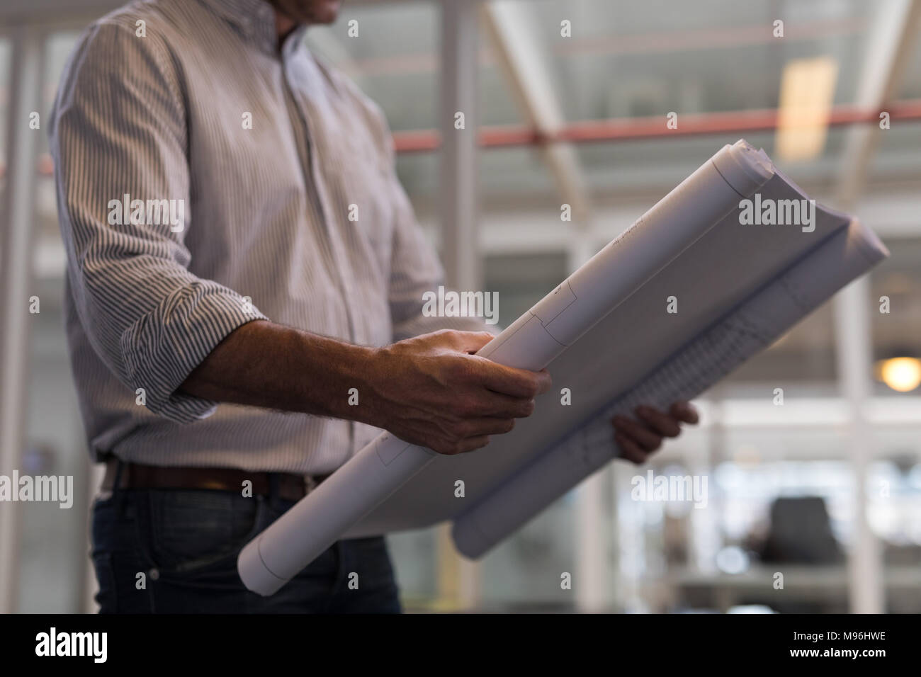 Männliche Architect bei Blueprint im Büro suchen Stockfoto