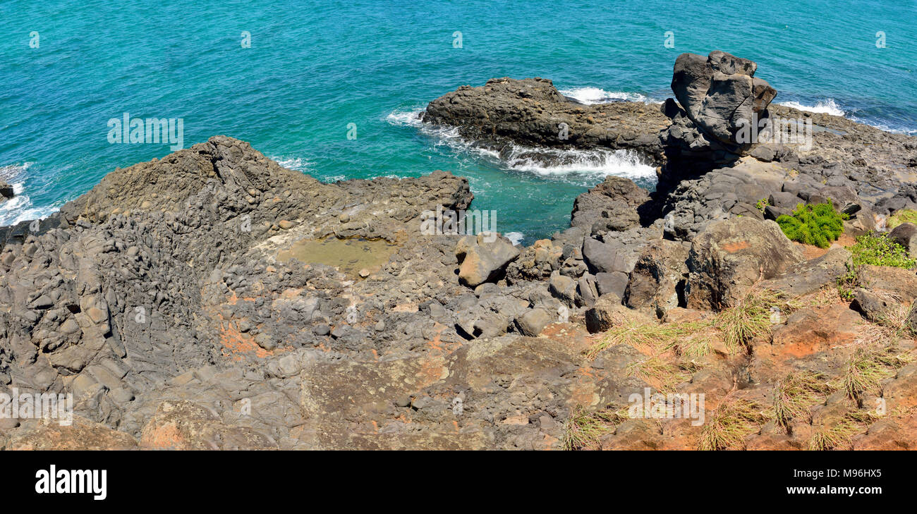 Felsige Küstenlinie von Elliott Köpfe Memorial Park in der Nähe von Bundaberg in Queensland, Australien. Stockfoto