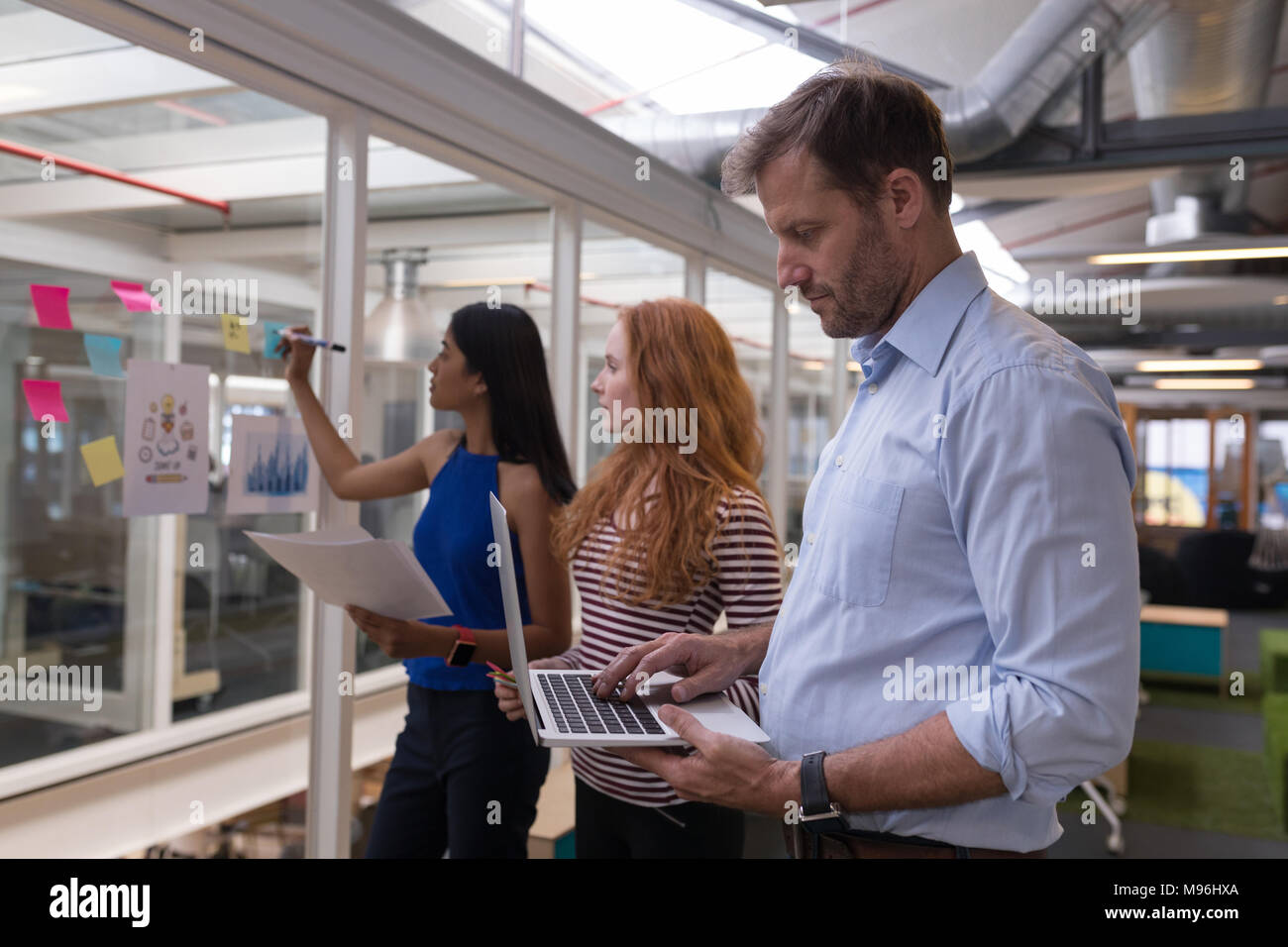 Männliche Executive mit Laptop im Büro Stockfoto