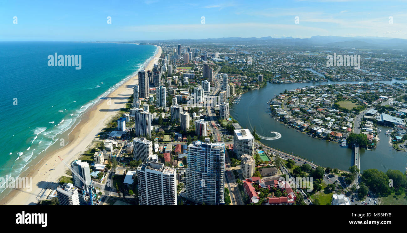 Blick auf Surfers Paradise und Nerang River an der Gold Coast von Queensland, Australien. Stockfoto