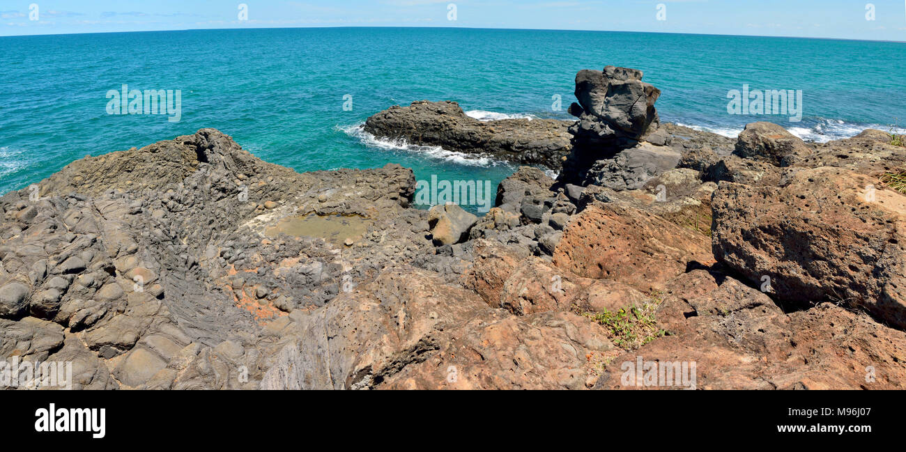 Felsige Küstenlinie von Elliott Köpfe Memorial Park in der Nähe von Bundaberg in Queensland, Australien. Stockfoto