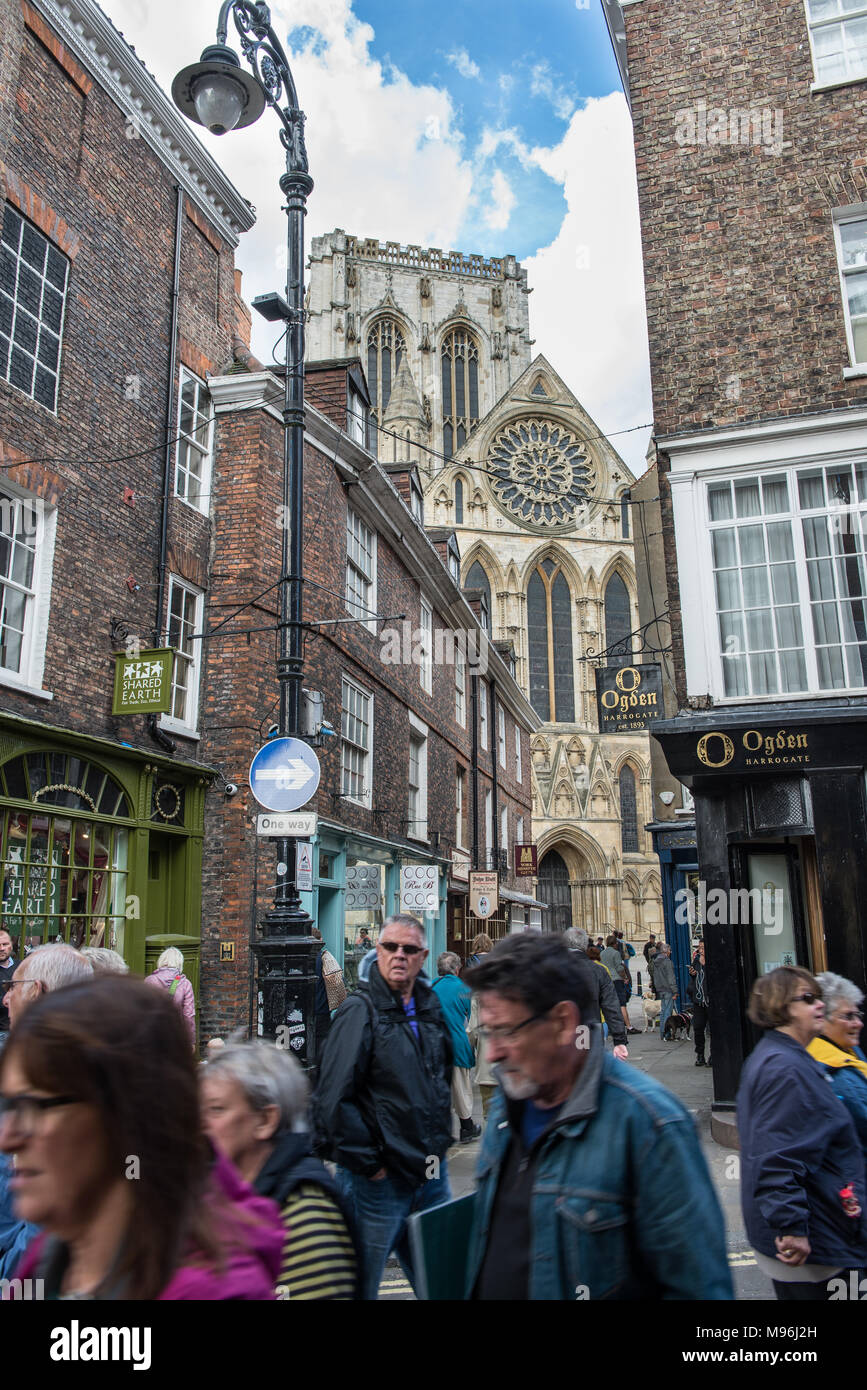 Geschäfte in Minster Gate und Stonegate, York, York Minster im Hintergrund. Yorkshire UK Stockfoto