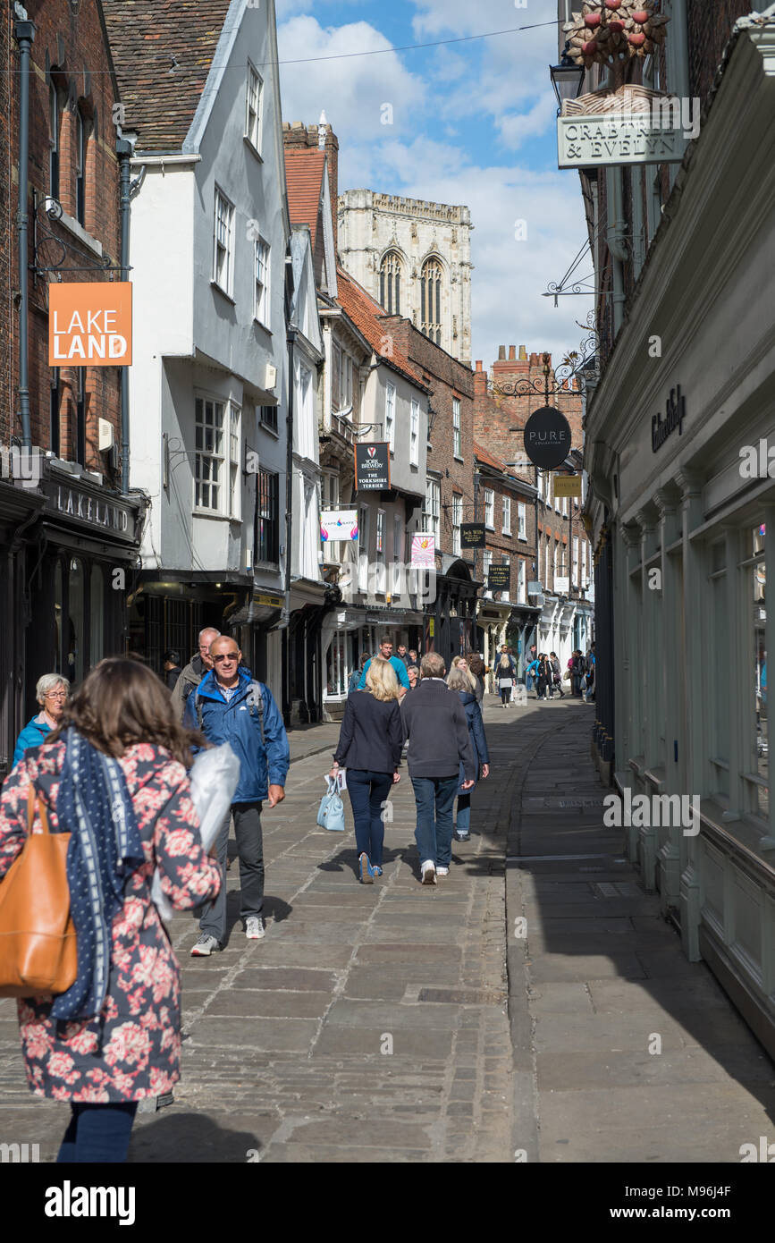Geschäfte im Stonegate street York, Großbritannien Stockfoto