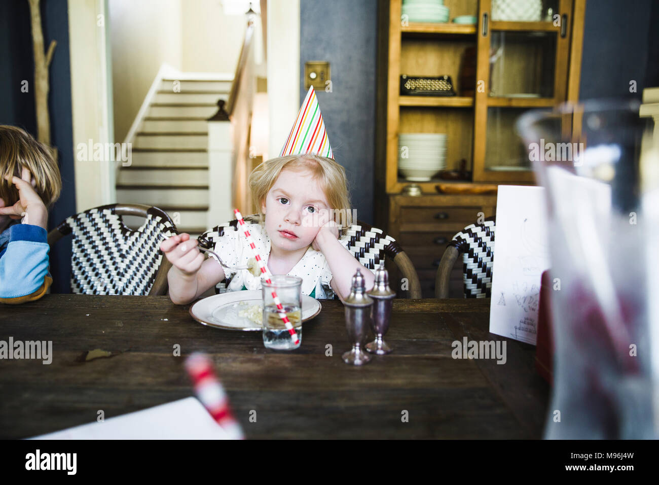 Blondes Kind Isst Kuchen Fotos Und Bildmaterial In Hoher Auflösung Alamy 3610