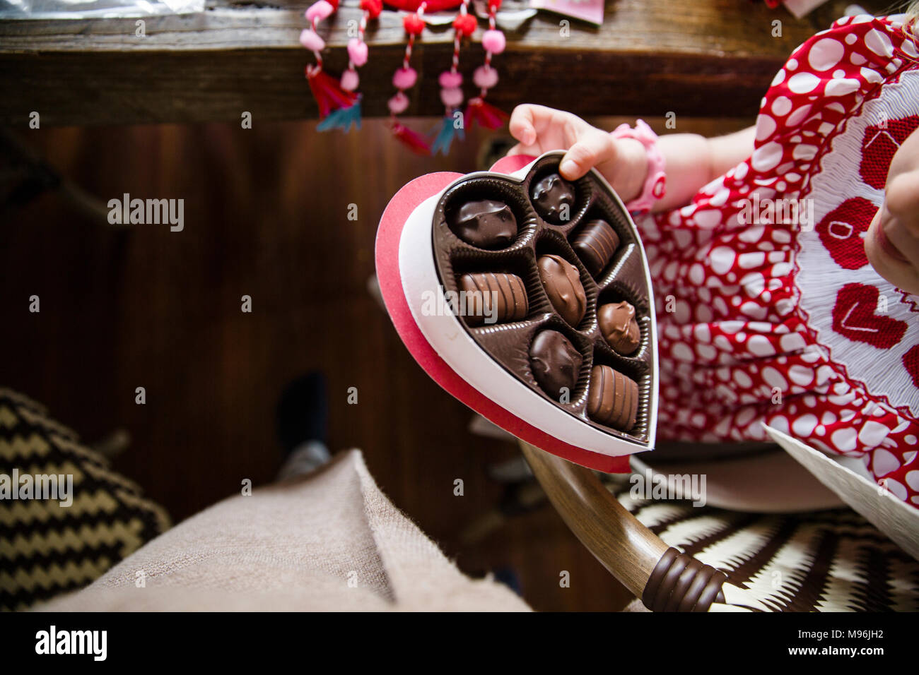 Herzförmige Chocolate Box durch Girl statt Stockfoto