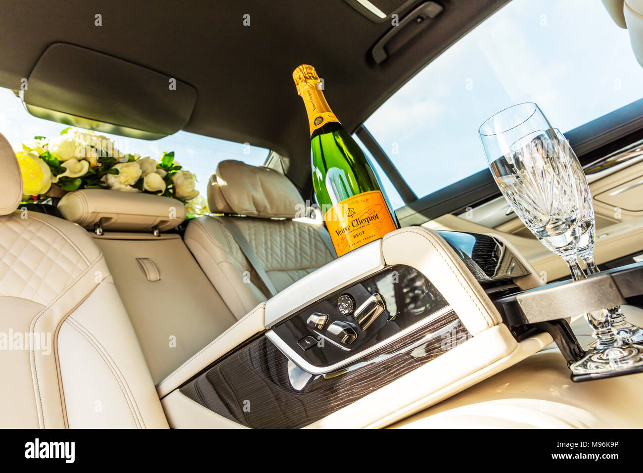 Champagner, Veuve Clicquot Champagner, Flasche Veuve Clicquot Champagner, Champagner Flasche im Auto, Veuve Clicquot, Champagner, Champagner Gläser Stockfoto