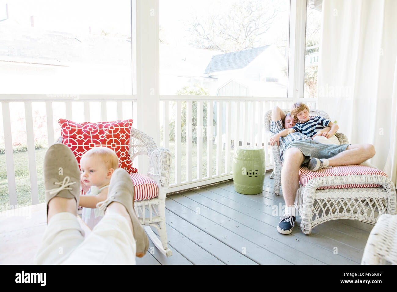 Familie entspannend auf Veranda Stockfoto