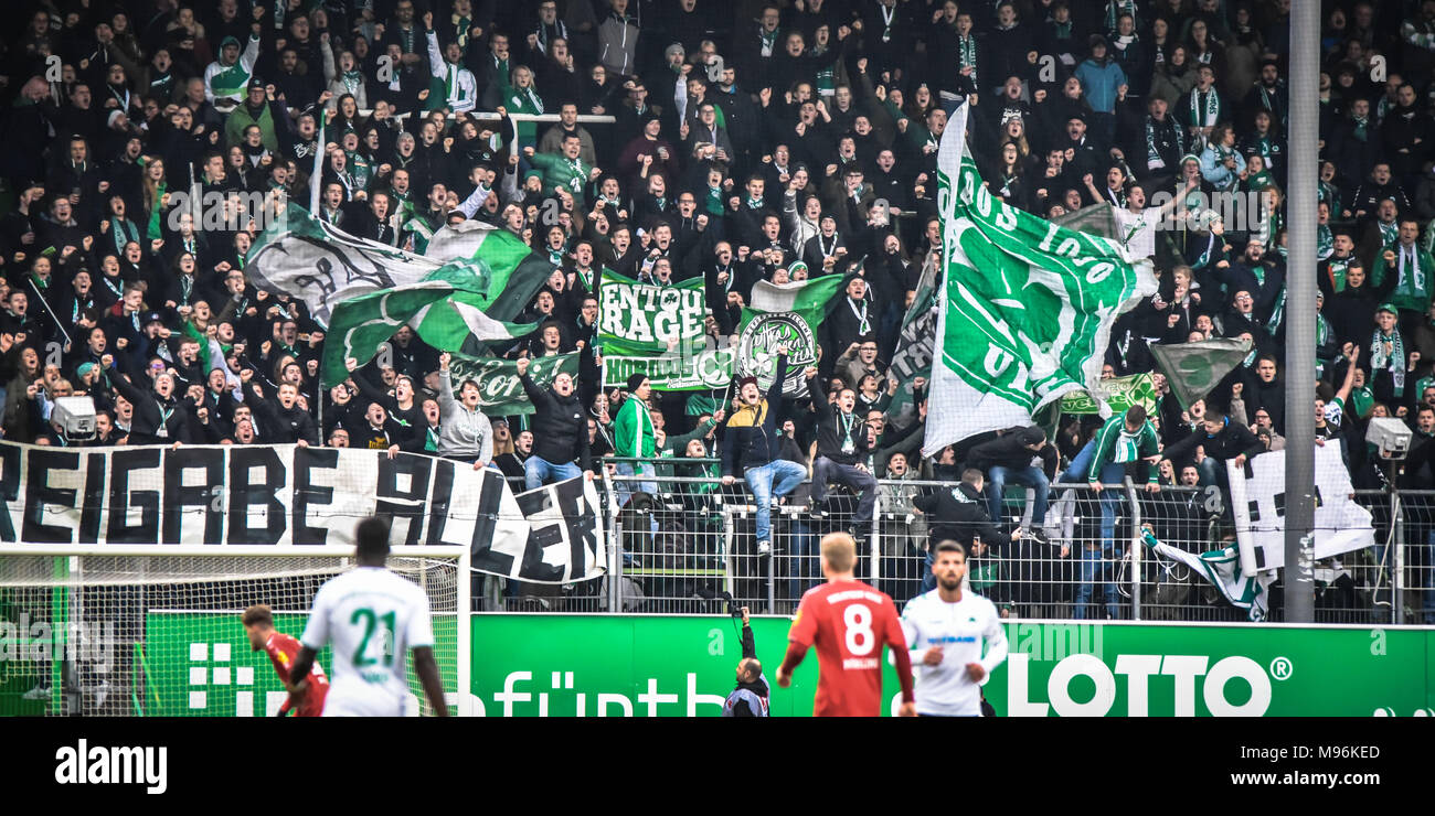 Gr. FŸrth vs Holstein Kiel - 2.Bundesliga - Bild: Greuther FŸrth Lüfter blockieren. Stockfoto