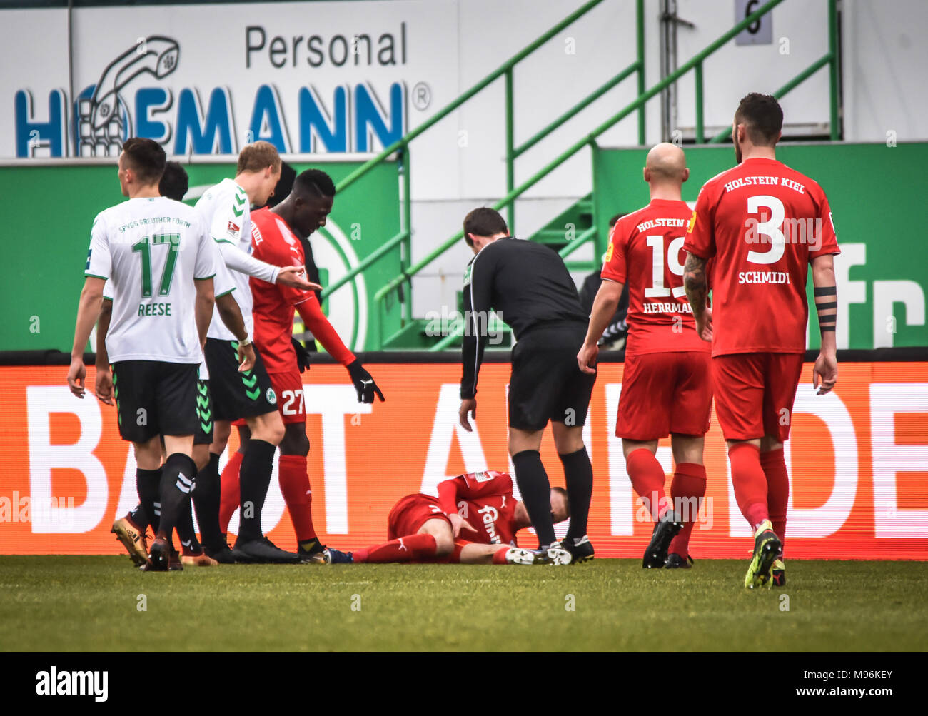 Gr. FŸrth vs Holstein Kiel - 2.Bundesliga - Bild: v. Lk. Verletzungspause/Dominick Drexler (Holstein Kiel, Nr. 24). Stockfoto