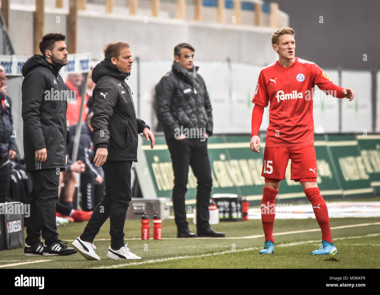 Gr. FŸrth vs Holstein Kiel - 2.Bundesliga - Bild: v. Lk. Markus Anfang (Holstein Kiel, Trainer) spricht mit Johannes van den Bergh (Holstein Kiel, Nr. 15. Stockfoto