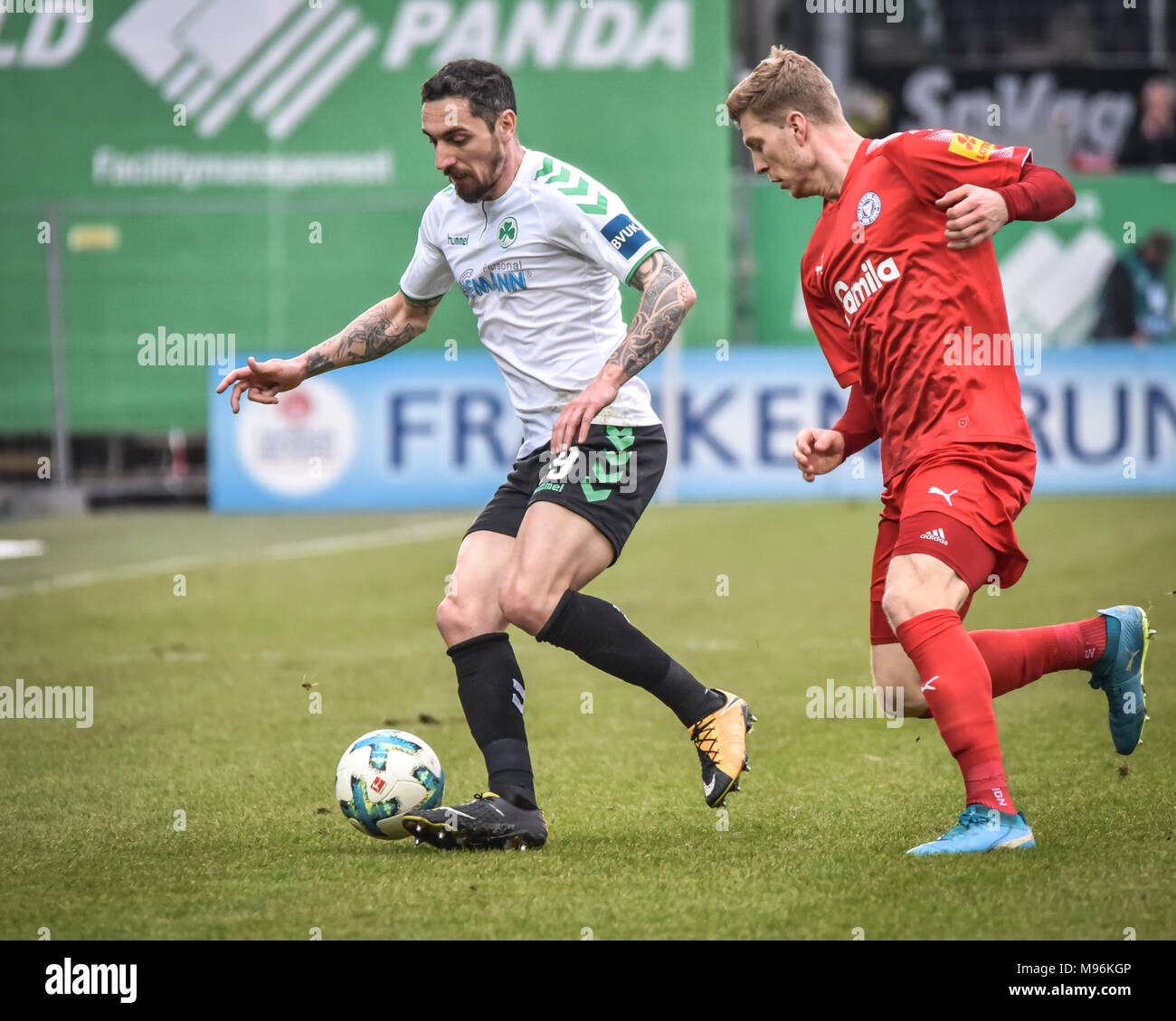 Gr. FŸrth vs Holstein Kiel - 2.Bundesliga - Bild: v. Lk. Roberto Hilbert (SpVgg Gr. Fürth, Nr. 19), Alexander MŸhling (Holstein Kiel, Nr. 8) Stockfoto