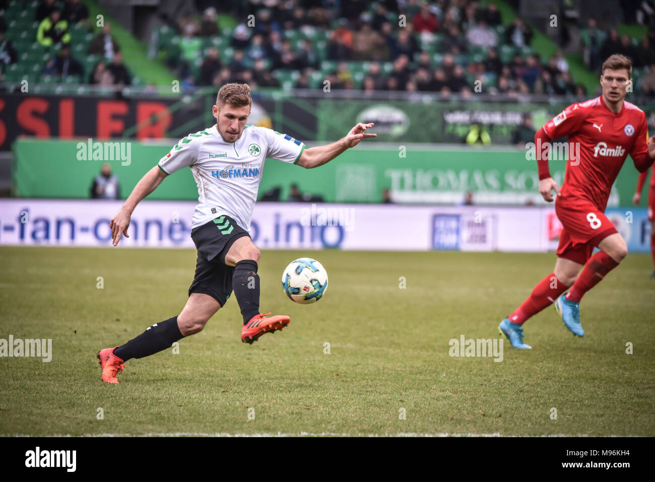 Gr. FŸrth vs Holstein Kiel - 2.Bundesliga - Bild:: v. Lk. Levent Aycicek (SpVgg Gr. Fürth, Nr. 7) Stockfoto
