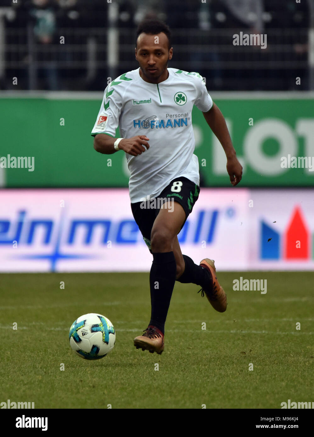 Gr. FŸrth vs Holstein Kiel - 2.Bundesliga - Bild: v. Lk. Julian Grün (SpVgg Gr. Fürth, Nr. 8) Stockfoto