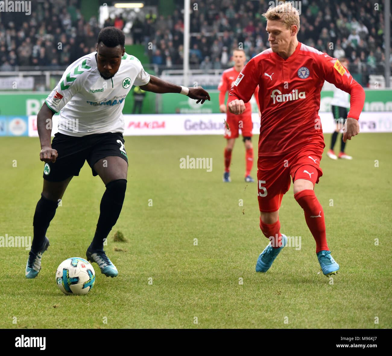 Gr. FŸrth vs Holstein Kiel - 2.Bundesliga - Bild:. Khaled Narey (SpVgg Gr. Fürth, #21) und Johannes van den Bergh (Holstein Kiel, Nr. 15) Stockfoto
