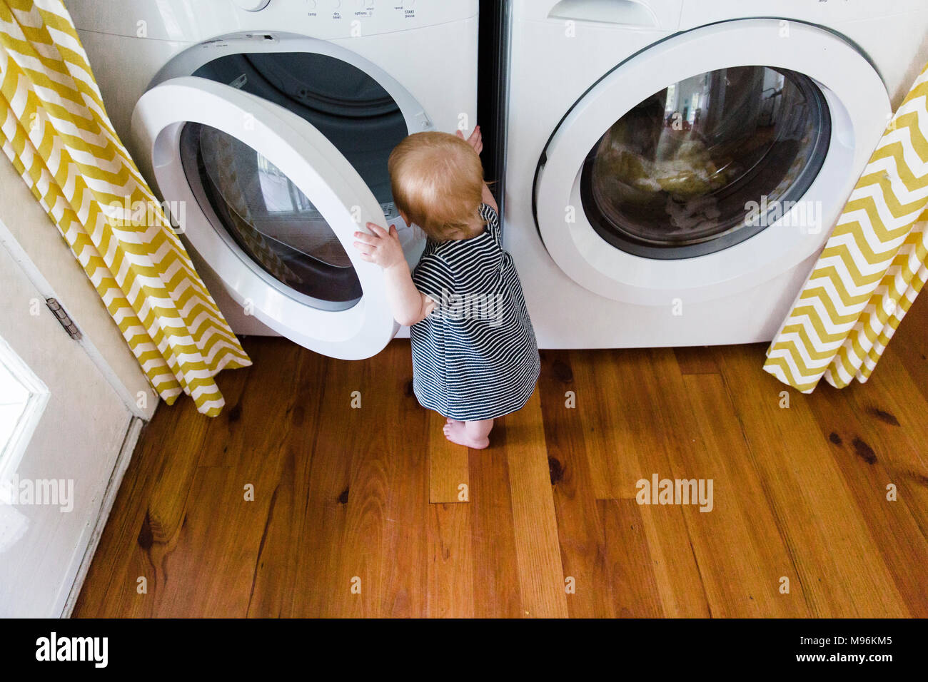 Baby suchen in Waschküche Waschmaschine Stockfotografie - Alamy