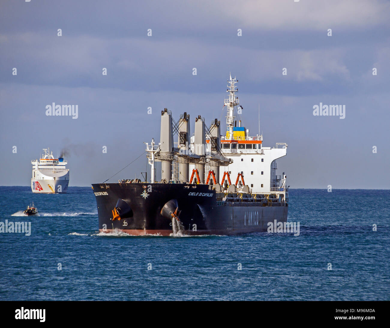 D Amico bulk carrier Cielo De Capalbio in Richtung Livorno Hafen Livorno Italien Europa mit Massimo Mura hinter Stockfoto