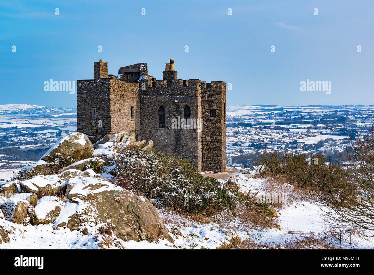 Carn Brea Castle, Winter Schnee, Cornwall, England, Großbritannien. Stockfoto