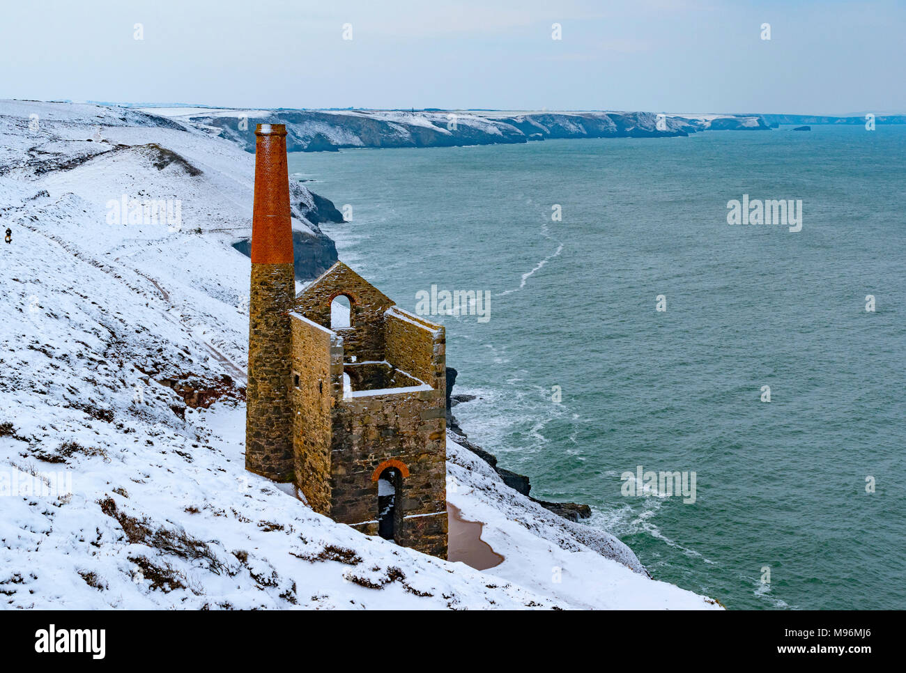 Eine alte Zinnmine im Winter an der Küste von Cornwall, England, Großbritannien. Stockfoto