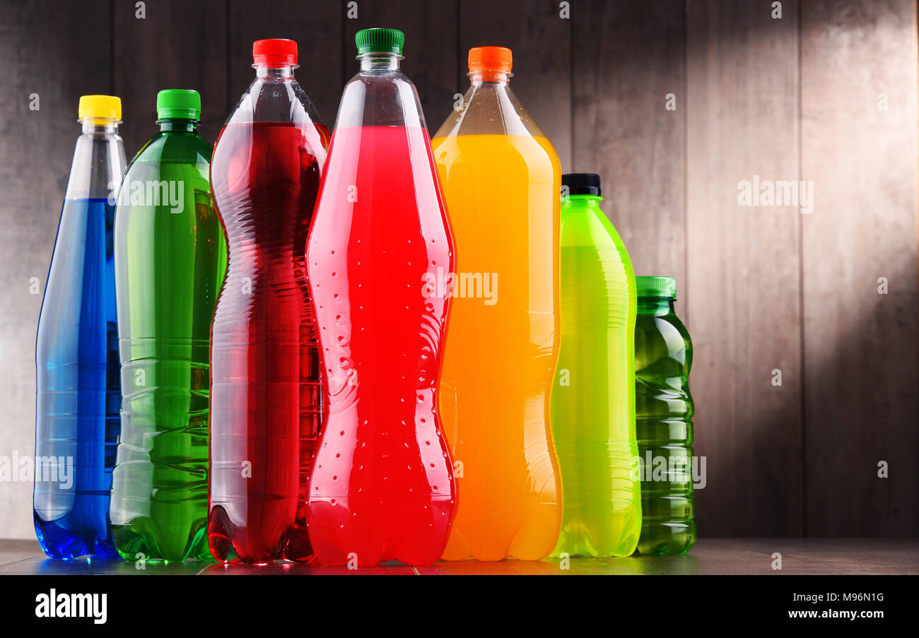 Kunststoffflaschen der sortierten kohlensäurehaltige Erfrischungsgetränke in verschiedenen Farben Stockfoto