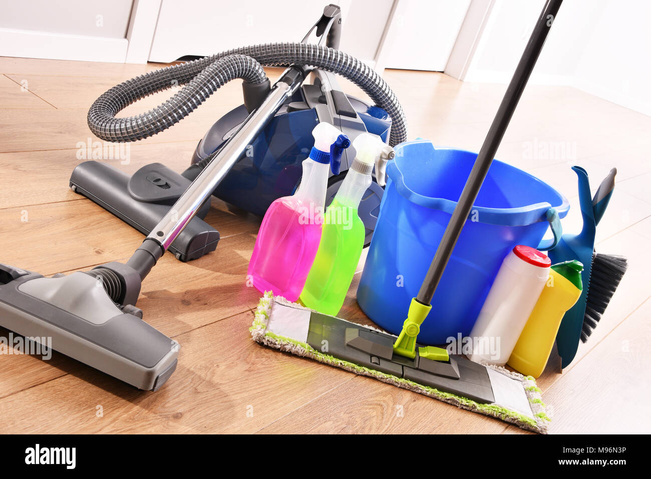 Staubsauger und Reinigungsmittel Flaschen und chemische Reinigungsmittel auf den Boden Stockfoto
