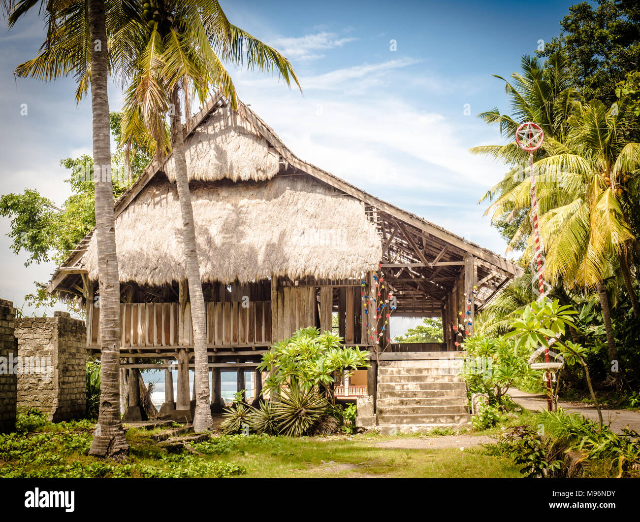 Holz- Haus in einem typischen Dorf der Insel Flores, Ost Nusa Tenggara, Indonesien. Hervorragende lokale Architektur. Stockfoto