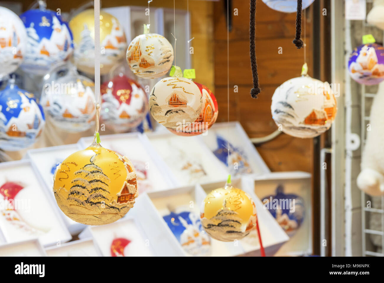 Weihnachtliche Straßenkiosk mit einer Auswahl an Weihnachtsbaumschmuck. Punktleuchten des Kiosks erzeugen Lichtreflexionen an den Kanten von Golden Stockfoto