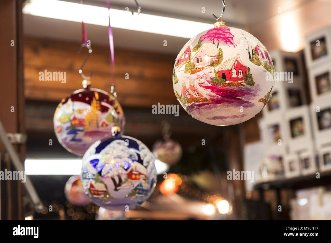 Christbaum Kugeln mit dekorative Malerei, Weihnachtsdekoration, Weihnachten Festtage, Stockfoto