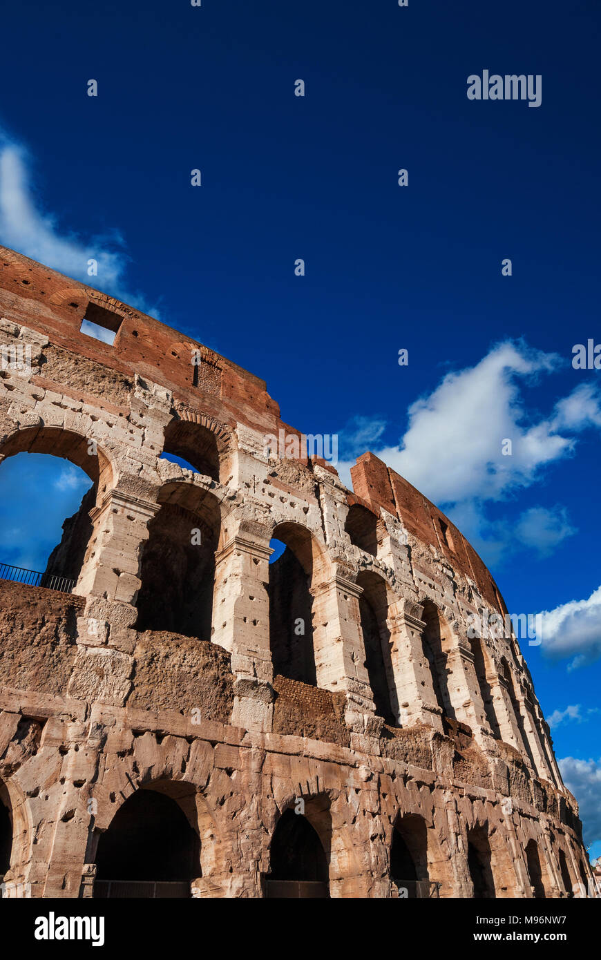 Kolosseum Innenring monumentale Arkaden und blauer Himmel in Rom (mit Kopie Raum oben) Stockfoto